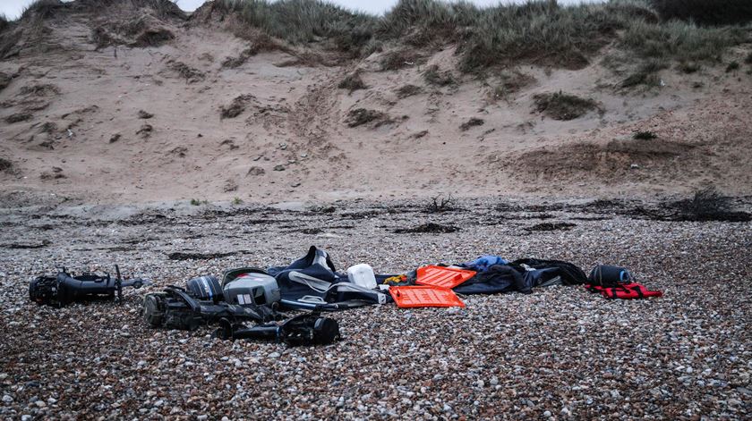 migrantes morrem na travessia do Canal da Mancha em naufrágio perto de Calais. Foto: Mohammed Badra/EPA