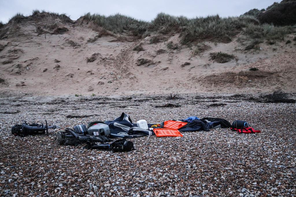 Restos de roupa de migrantes que morreram durante a tentativa de atravessar o Canal da Mancha. Foto: Mohammed Badra/EPA