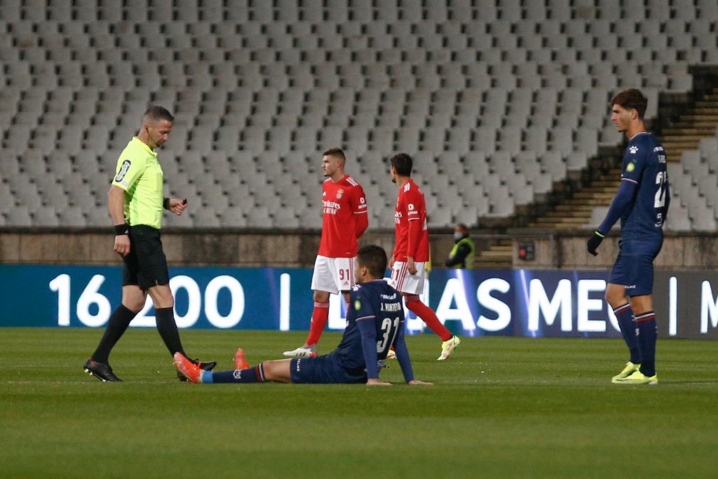 João Monteiro no chão. Belenenses SAD - Benfica termina antecipadamente. Foto: António Cotrim/EPA