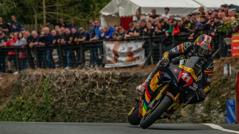 A mais perigosa corrida de motos do mundo:Isle Of Man TT=(video