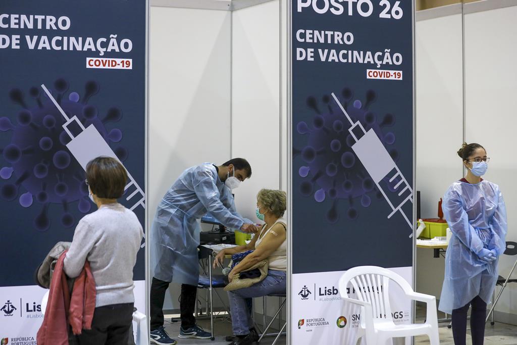 Nos dias marcados para a vacinação pediátrica, não haverá vacinação de adultos nos centros. Foto: António Cotrim/Lusa