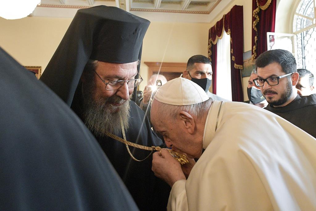 O Papa Francisco com o arcebispo Crisóstomo II, em Chipre. Foto: Vatican Media Handout/EPA