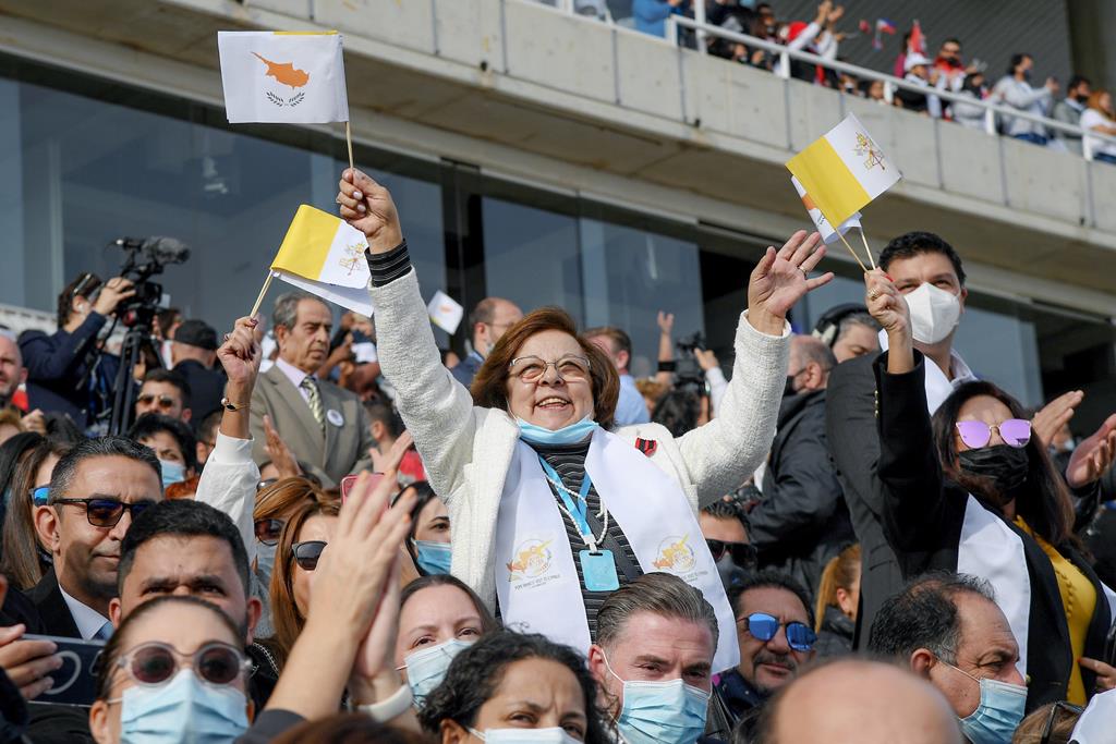 Fieis celebram a presença do Papa Francisco em Chipre. Foto: Alessandro Di Meo/EPA