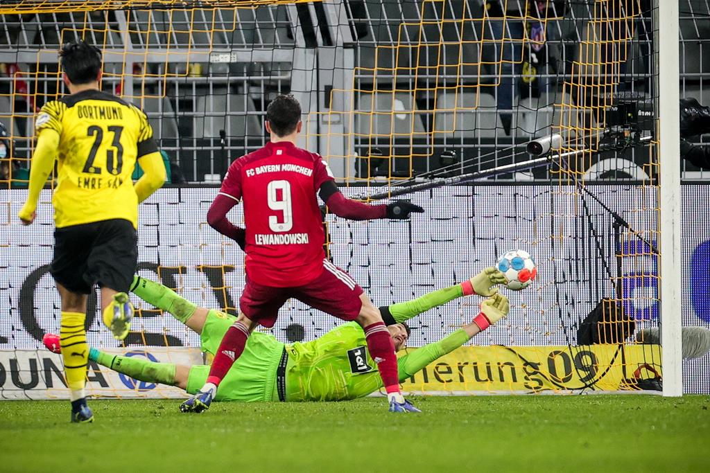 Penalty decisivo de Lewandowski contra o Dortmund Foto: Friedemann Vogel/EPA