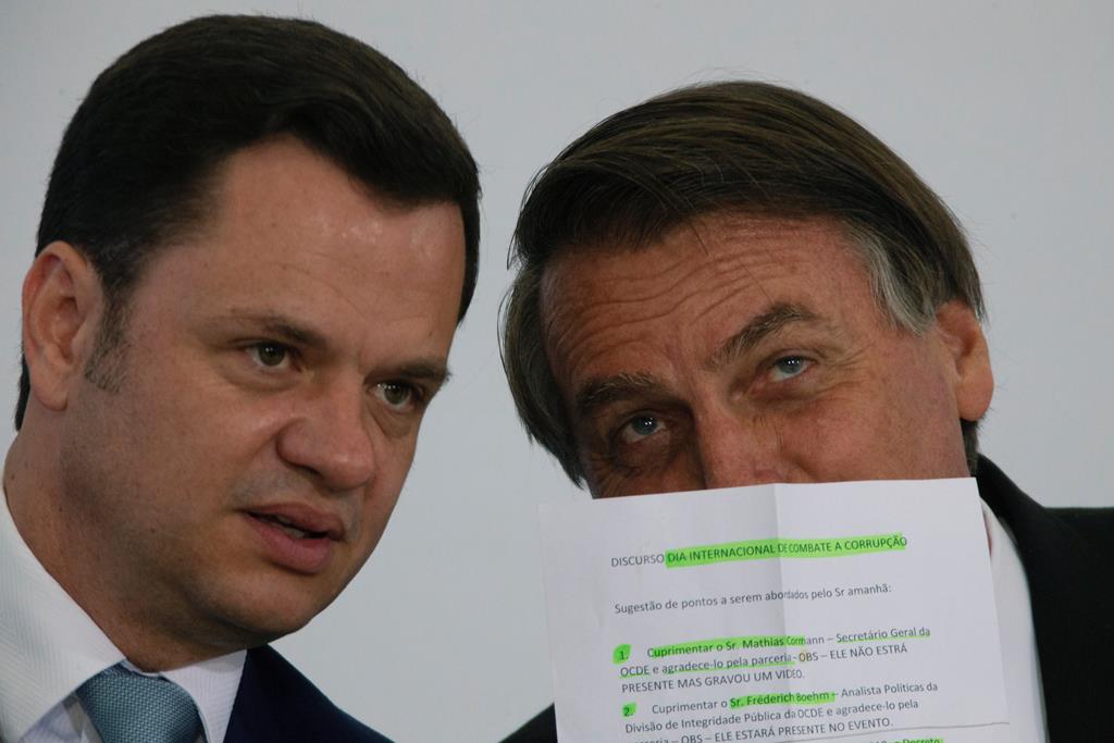 Anderson Torres e Jair Bolsonaro. Foto: Joedson Alves/EPA