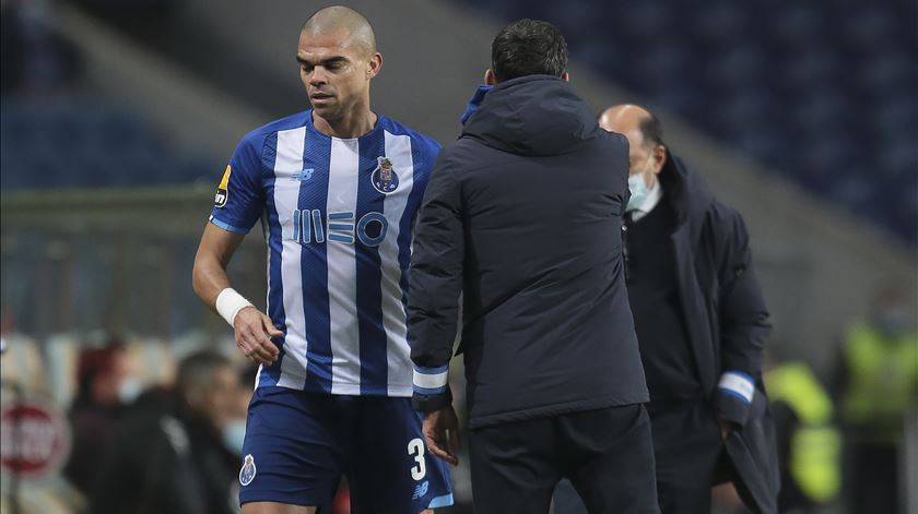 Pepe sai lesionado durante o FC Porto - Sp. Braga. Foto: Manuel Fernando Araujo/Lusa