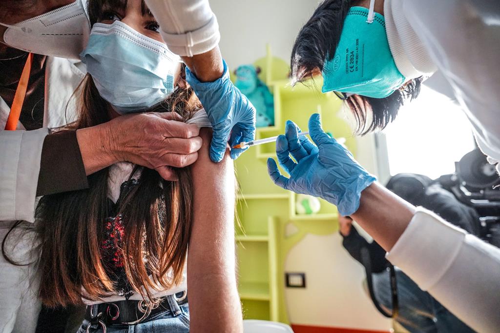 Vacinação Covid de crianças em Itália. Foto: Jessica Pasqualon/EPA