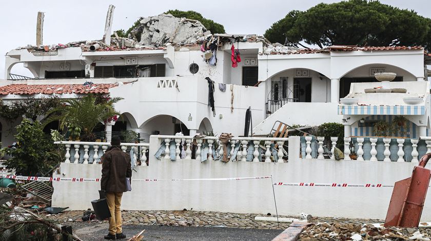 A explosão causou estragos nas habitações vizinhas. Foto: Luís Forra/Lusa