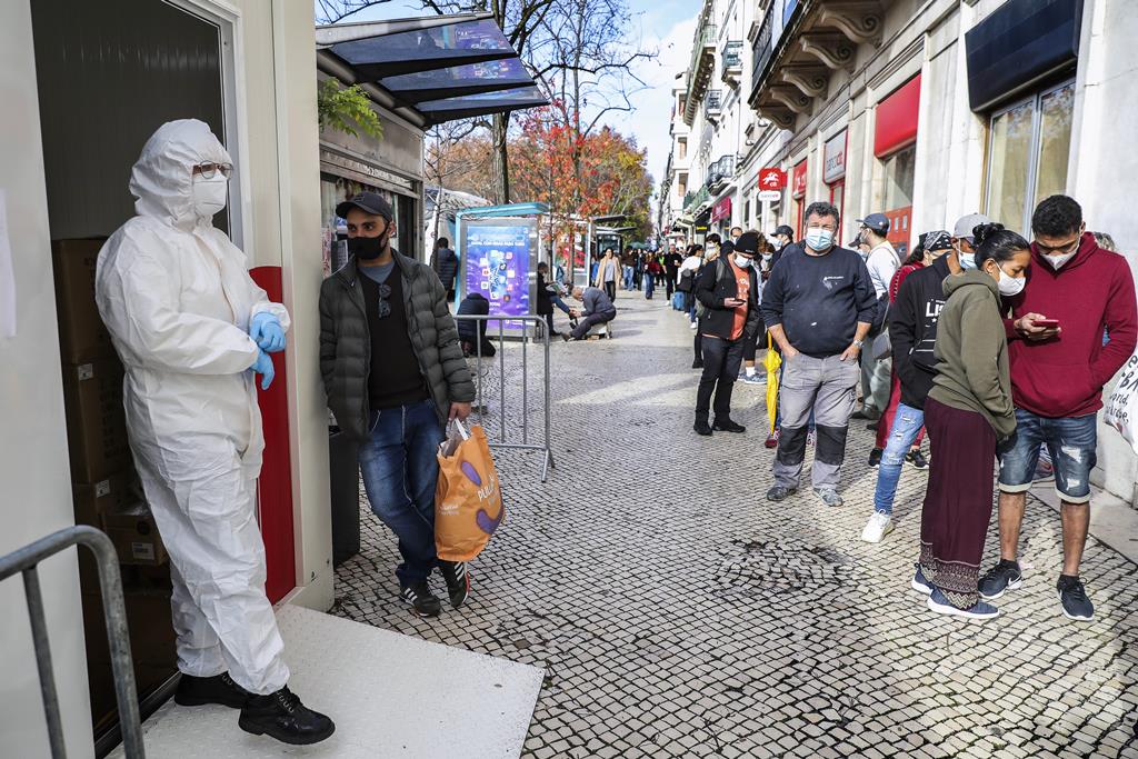 Dezenas de pessoas testaram num Centro Walk Thru na baixa de Lisboa. Foto: Miguel A. Lopes/Lusa
