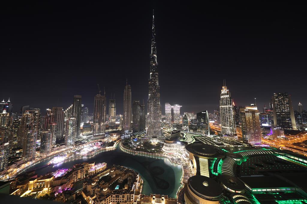 Burj Khalifa, o edifício mais alto do mundo, durante a noite de ano novo no Dubai. Foto: Ali Haider/EPA