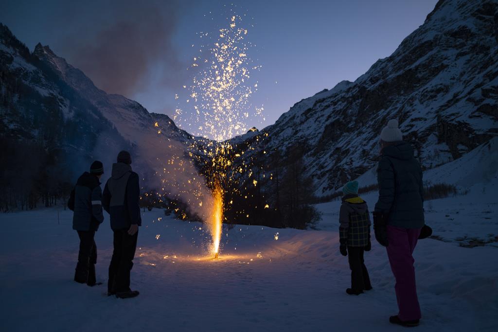 Foto de artifício em Zinal, nos Alpes da Suíça. Foto: Laurent Gillieron/EPA