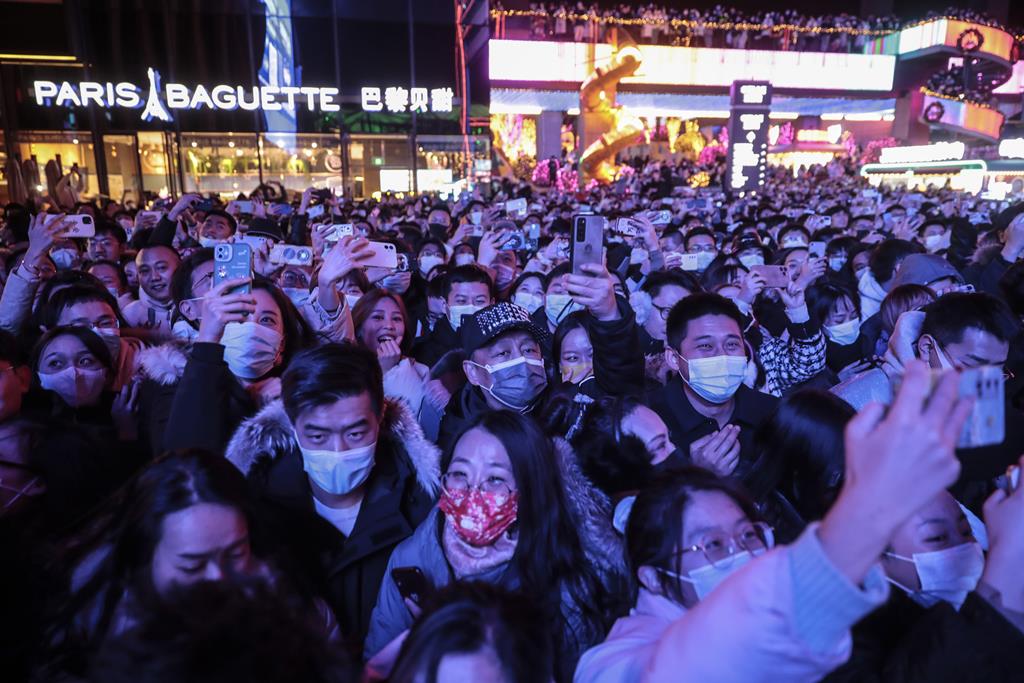 Multidão em Pequim celebra a entrada em 2022. Foto: Wu Hong/EPA