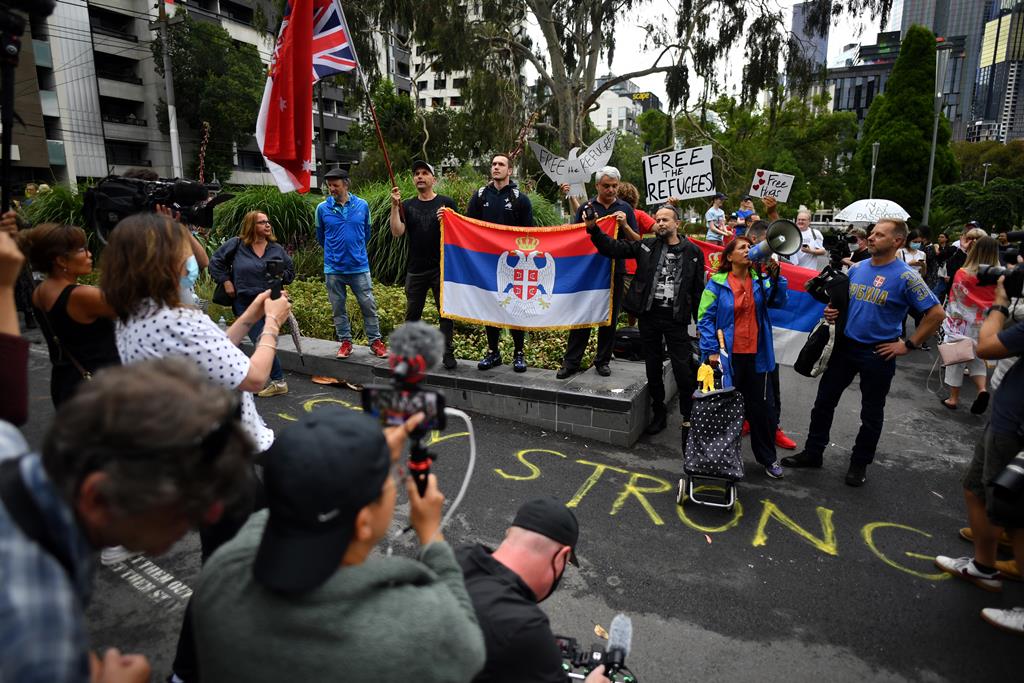 Na Austrália, vários apoiantes do tenista têm-se juntado nas ruas. Foto: Joel Carrett/EPA