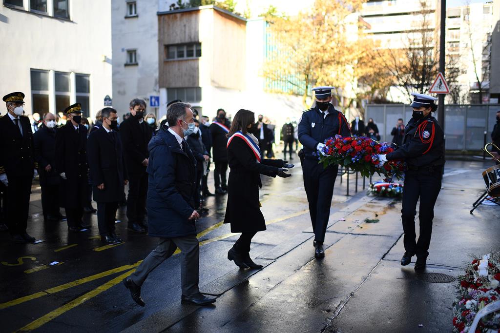Anne Hidalgo numa das cerimónias de homenagem às vítimas do ataque de 2015 a Charlie Hebdo. Foto: Christophe Archambault/EPA