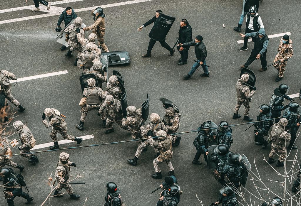 Durate a última semana, a polícia carregou sobre os manifestantes. Foto: Alexander Kuznetsov/EPA