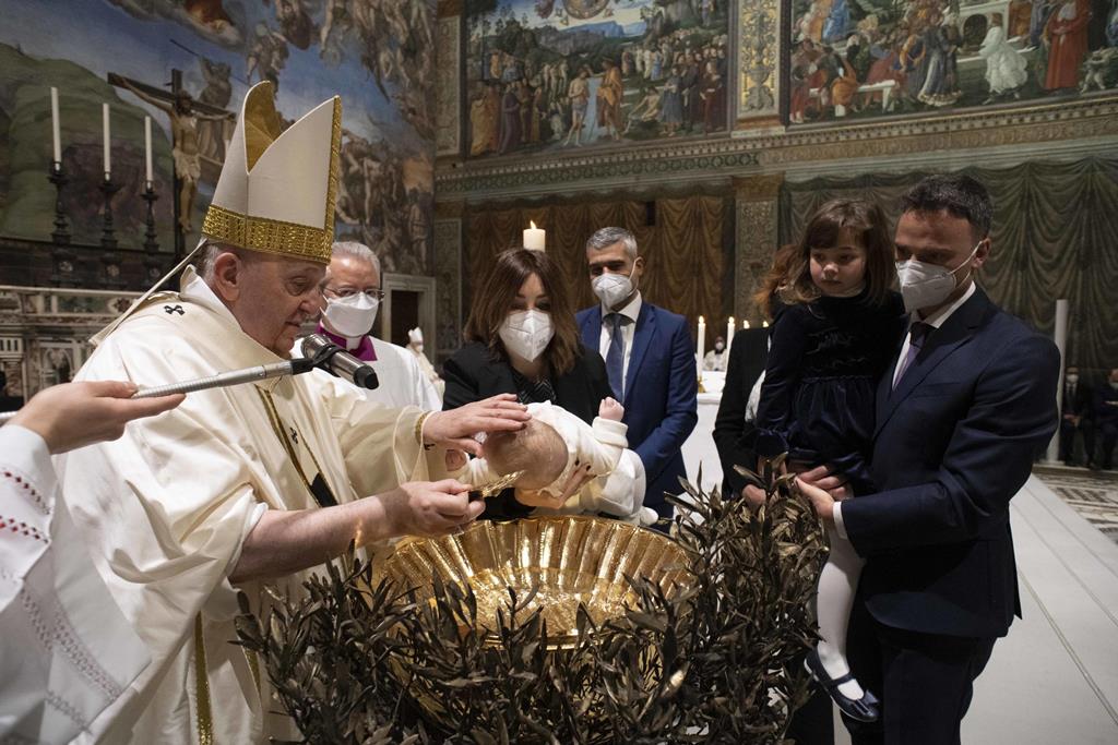 Papa Francisco batiza 16 crianças na Capela Sistina Foto: Vatican Media/EPA