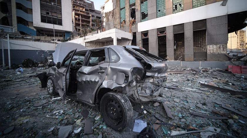 João Sousa, um fotojornalista português, residente em Beirute, escapou ileso às duas fortes explosões que, na terça-feira ao final do dia, abalaram a capital libanesa.