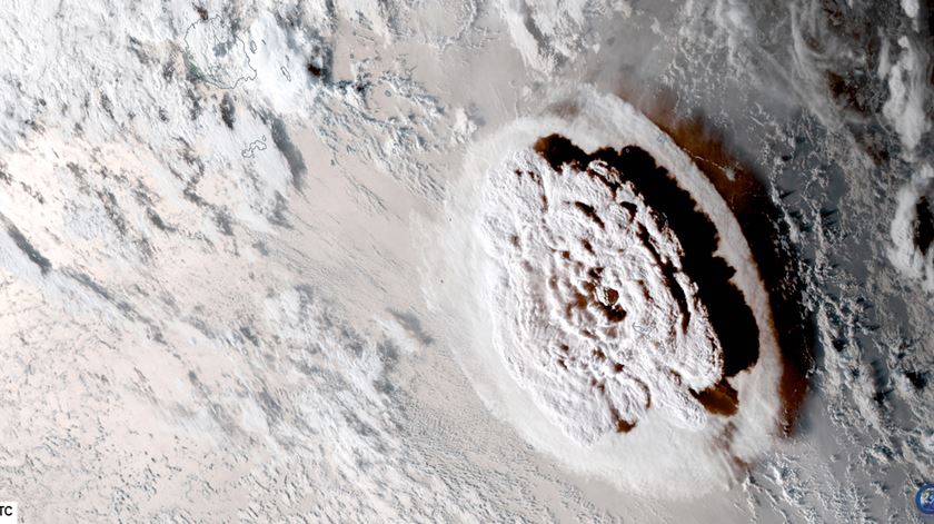 Imagem de satélite da erupção de vulcão subaquático Hunga Tonga-Hunga Ha`apai. Foto: Rammb/NOAA/NESDIS/EPA