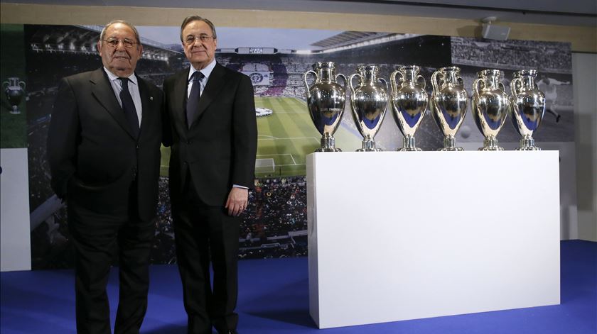 Gento com o presidente do Real Madrid, Florentino Pérez. Foto: Fernando Alvarado/EPA