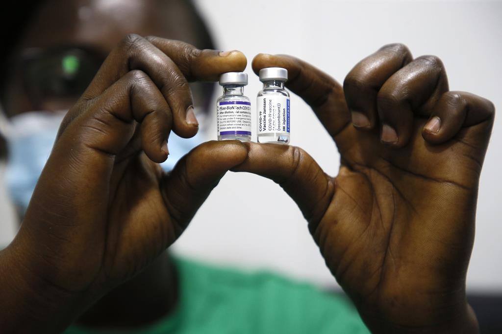 Apenas 11% da população de África é vacinada com as duas doses. Foto: Legnan Koula/EPA