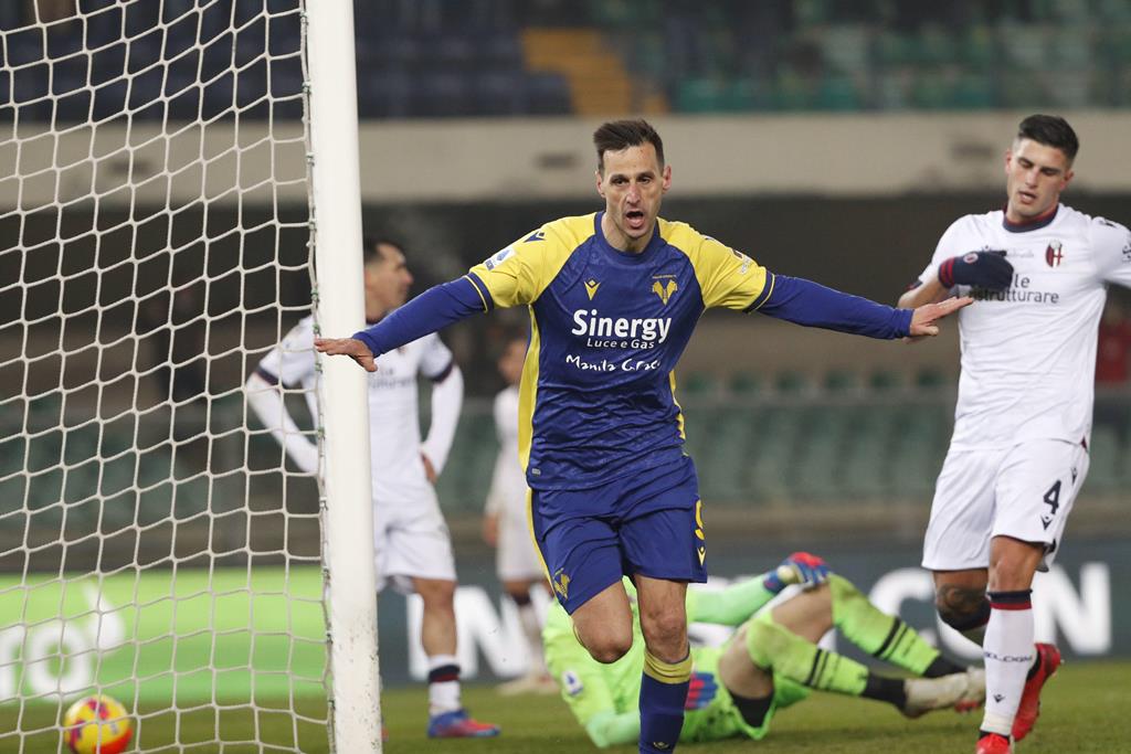 Kalinic marcou golo decisivo do Verona diante do Bologna. Foto: Emanuele Pennacchio/EPA