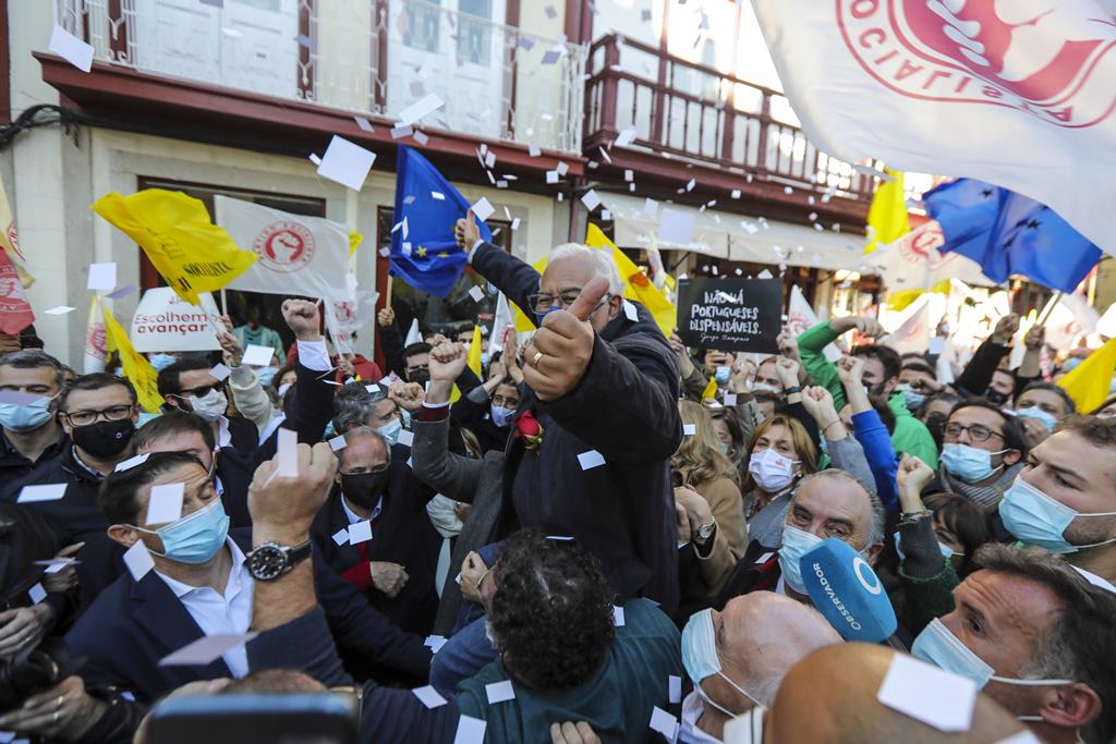 António Costa levado em ombros durante arruada em Guimarães. Foto: Miguel A. Lopes/Lusa