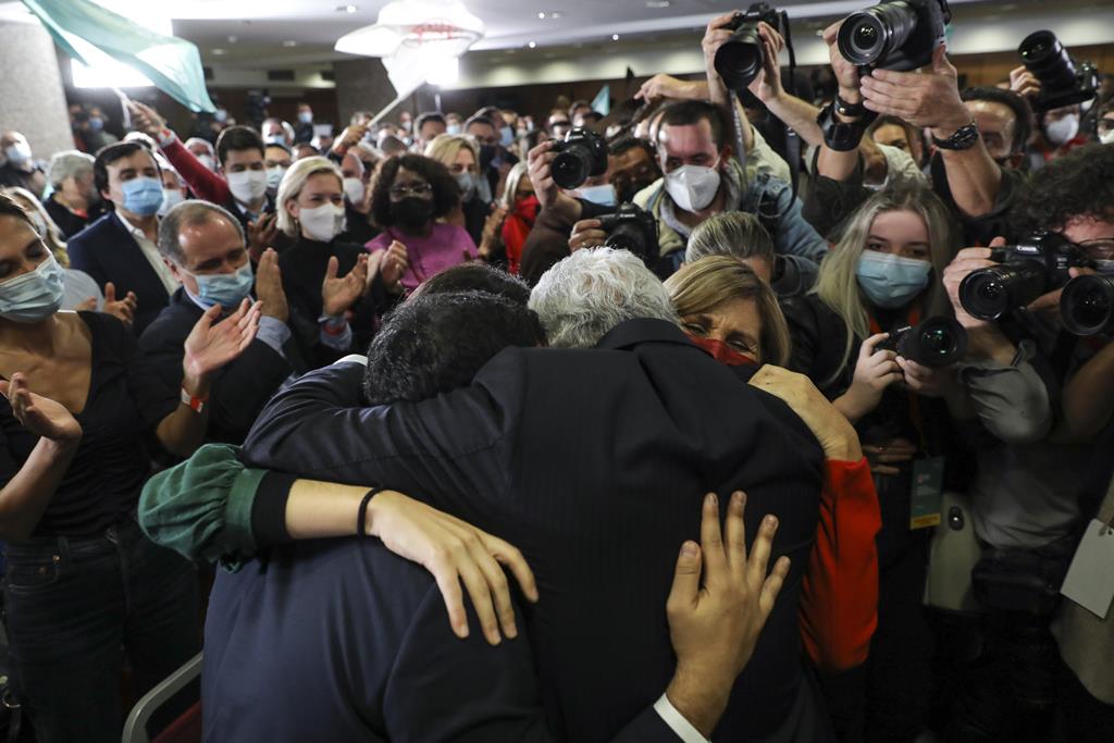 António Costa abraça a família durante a noite eleitoral do último domingo. Foto: Miguel A. Lopes/EPA