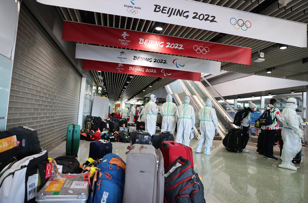 Atletas são controlados no aeroporto, à chegada a Pequim Foto: Grzegorz Momot/EPA