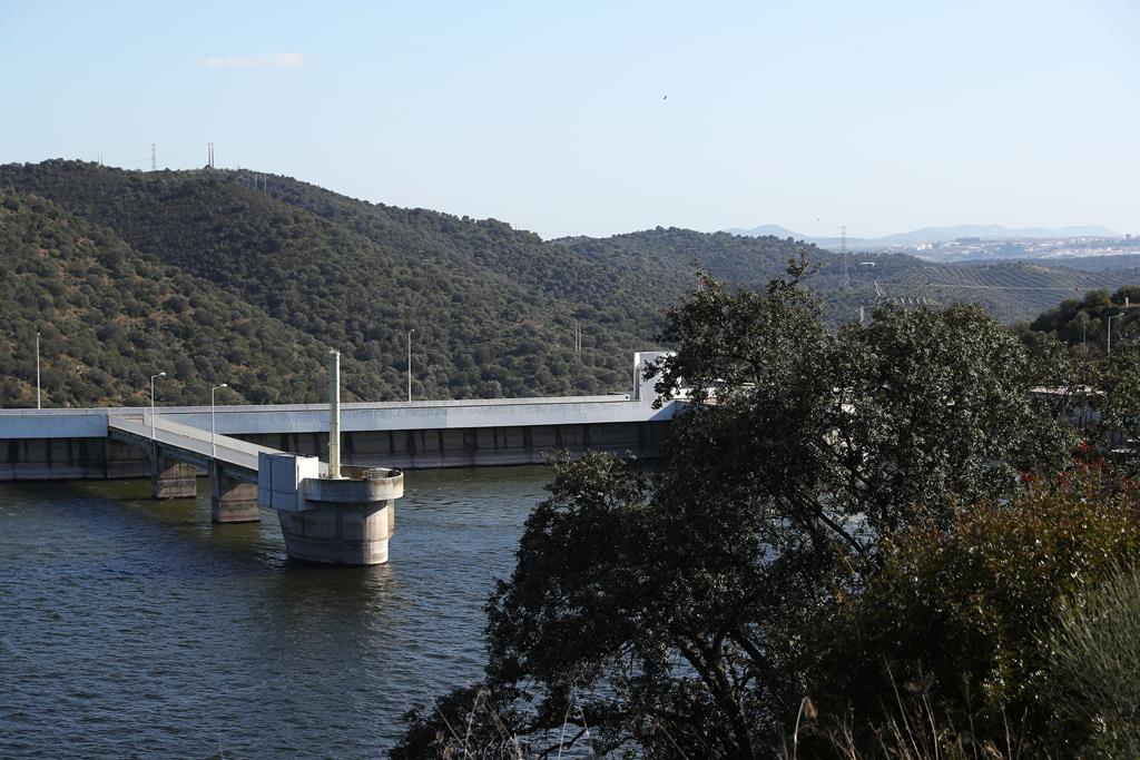 A barragem de Alqueva represa a maior reserva de água nacional, sendo o maior lago artificial da Europa. Foto: Nuno Veiga/Lusa