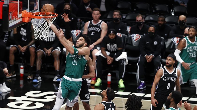 Jayson Tatum terminou a temporada regular com médias por jogo de 26,9 pontos, 4,4 assistências e 8 ressaltos. Foto: Jason Szenes/EPA