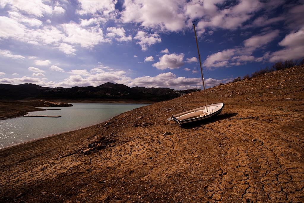Os barcos ficam em terra na barragem de La Vinuela, em Málaga. Foto: Jorge Zapata/EPA