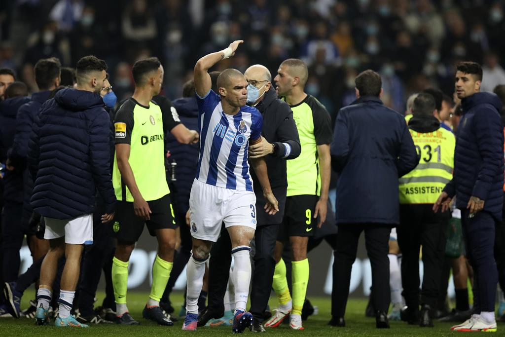 Pepe foi expulso no clássico com o Sporting, após o final da partida Foto: José Coelho/EPA