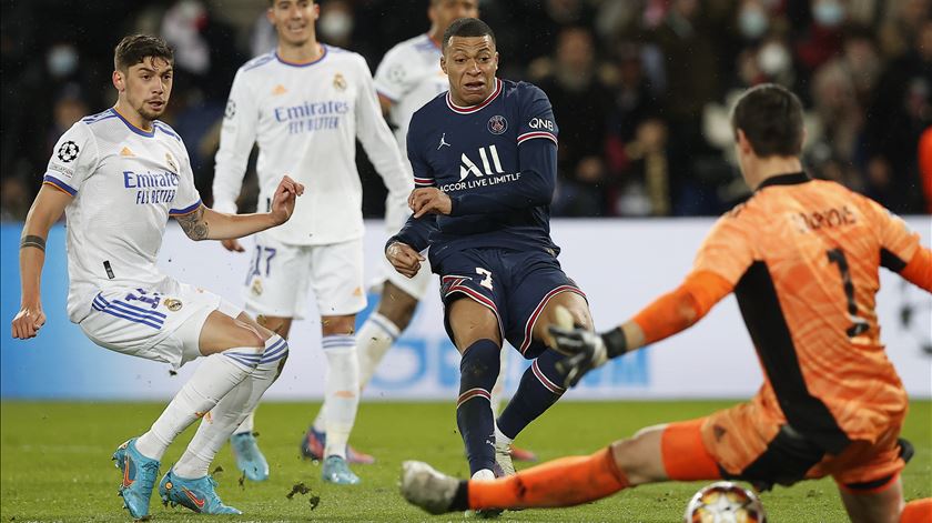 Mbappé marcou aos campeões europeus Foto: Ian Langsdon/EPA