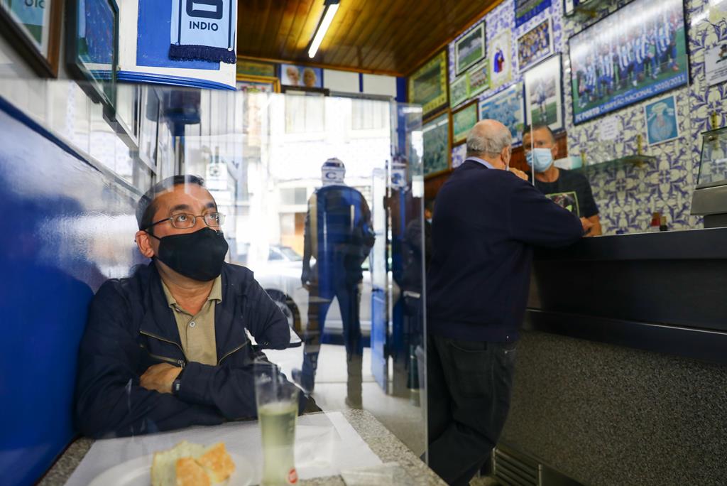 Há ainda se sinta mais seguro usando a máscara mesmo onde deixa de ser preciso. Foto: Violeta Santos Moura/Reuters