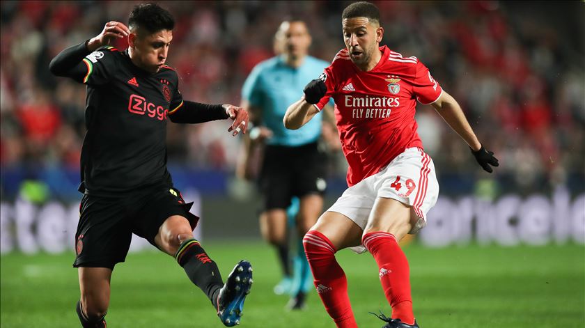 Taarabt e Edson Alvarez durante o Benfica - Ajax. Foto: Mário Cruz/Lusa