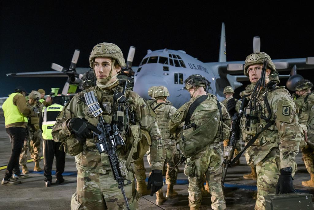 Soldados norte-americanos aterraram, esta manhã, na Letónia para entrar na Ucrânia e apoiar o país contra a invasão da Rússia. Foto: Gatis Indrevics Handout/ EPA