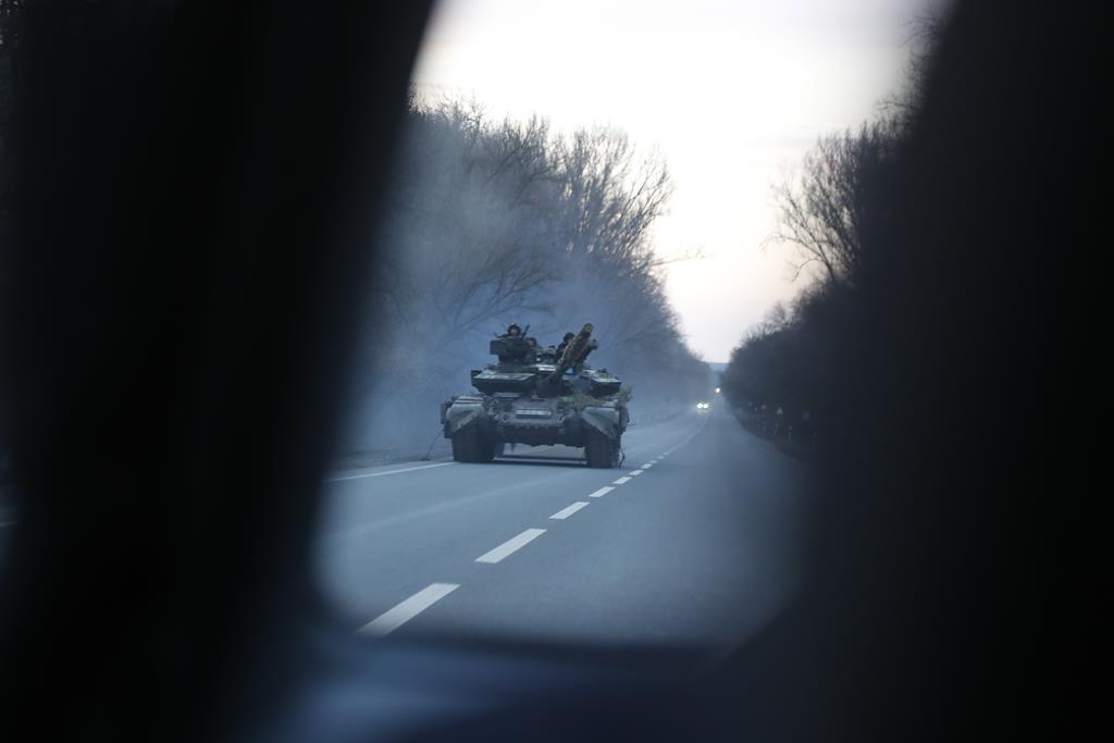 tanque da Ucrânia dirige-se para Kharkiv Foto: Zurab Kurtsikidze/EPA
