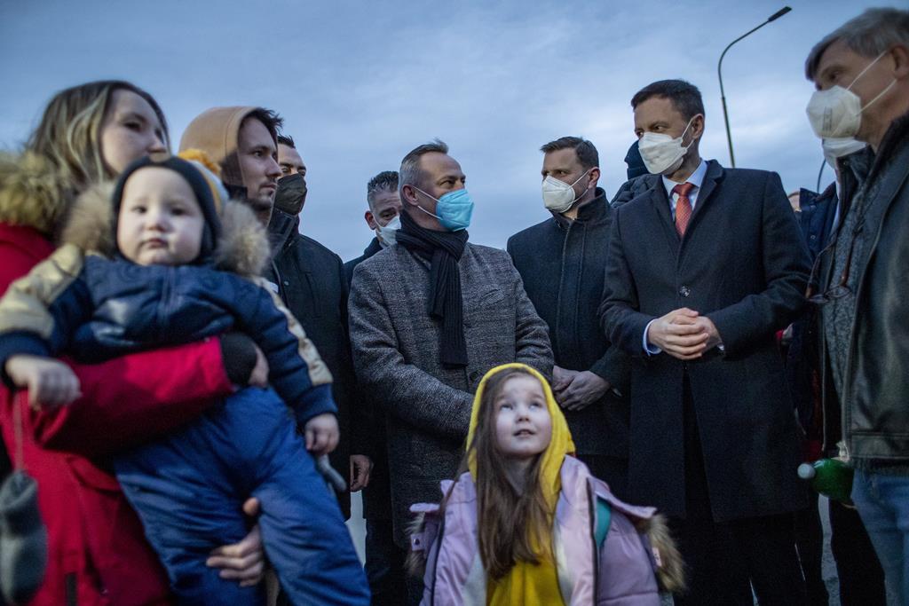 Refugiados ucranianos chegam à Eslováquia. Foto: Martin Divisek/EPA