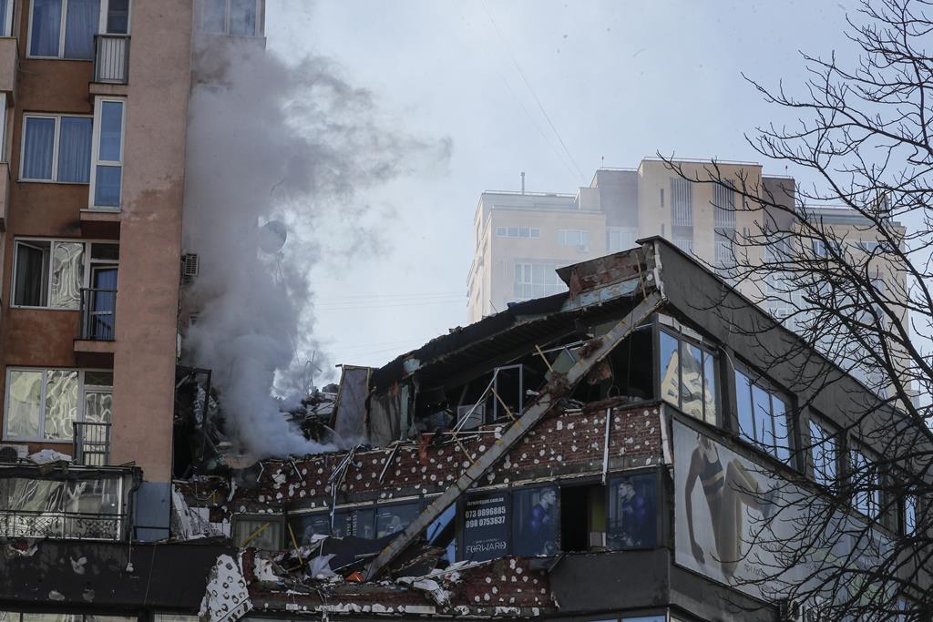 Míssil atingiu este sábado um prédio de habitação em Kiev. Foto: Sergey Dolzhenko/EPA