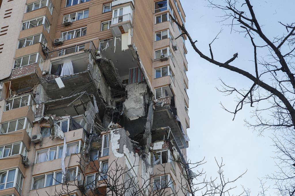 Prédio residencial atingido por míssil russo, na capital da Ucrânia. Foto: Sergey Dolzhenko/ EPA