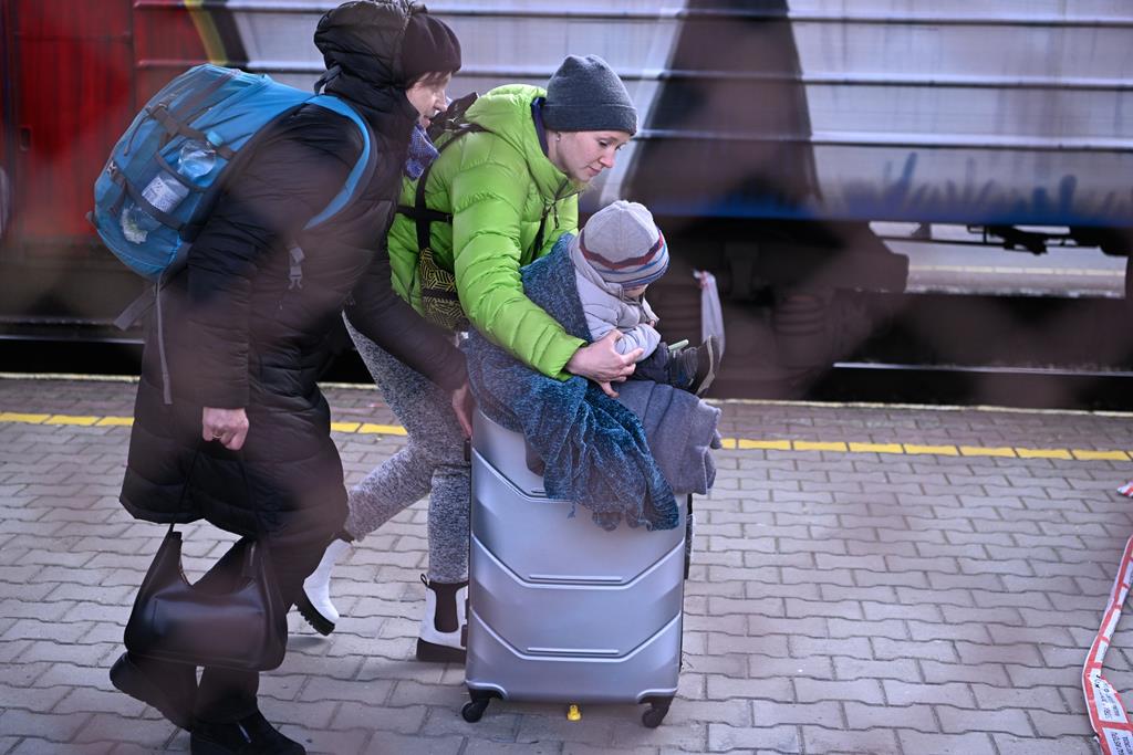 Refugiados ucranianos numa estação de comboios da Polónia. Foto: Darek Delmanowicz/EPA