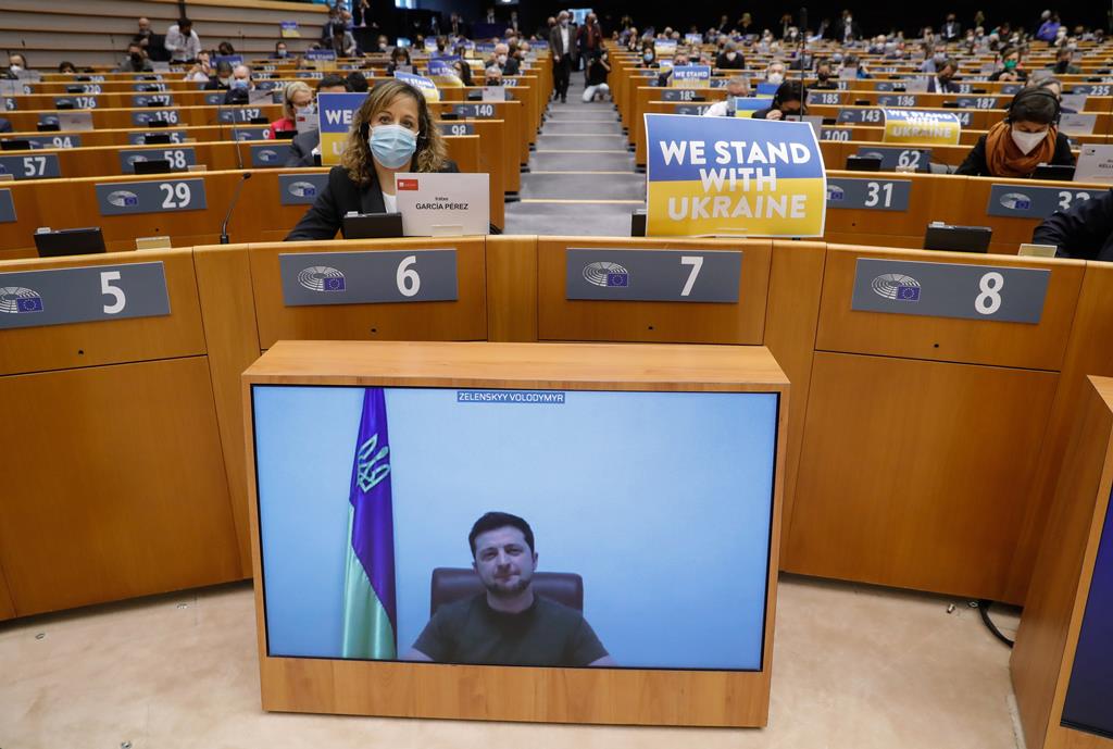 presidente da Ucrânia Volodymyr Zelensky discursa por videochamada na sessão do Parlamento Europeu Foto: Stephanie Lecocq/EPA