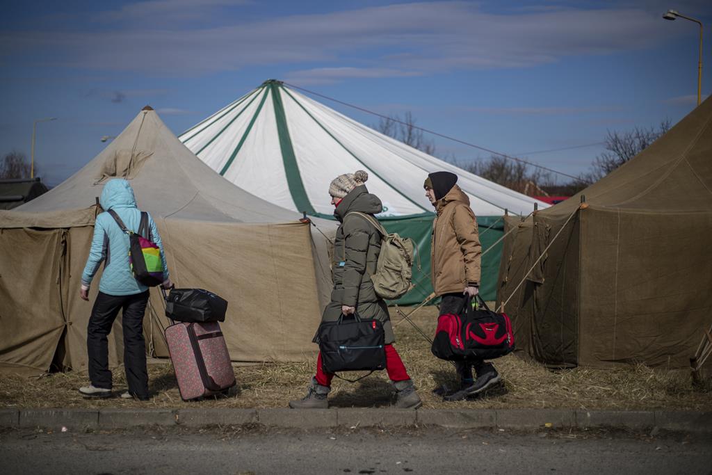 Refugiados ucranianos na fronteira de Vysne Nemecke Eslováquia. Foto: Martin Divisek/EPA
