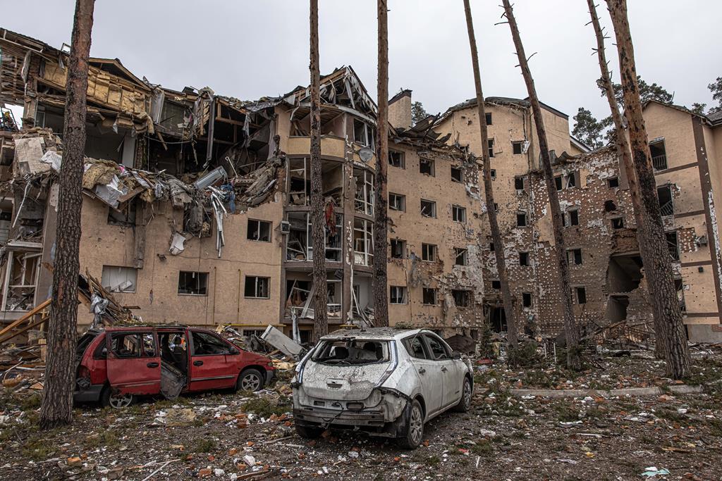 Imagem de ataque contra zona residencial em Irpin, na zona de Kiev. Foto: Roman Pilipey/EPA