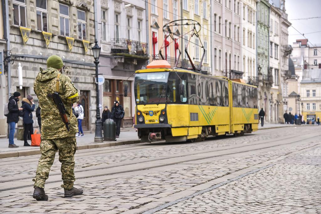 Soldado patrulha ruas de Lviv.  Foto: Vitaly Hrabar/EPA