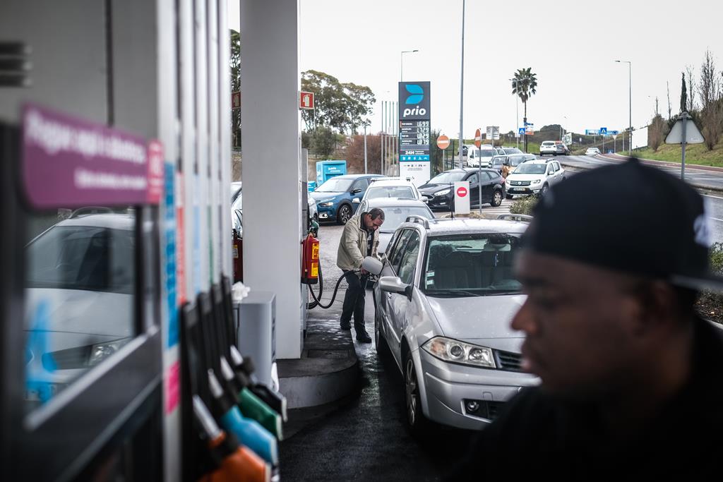 Expectativa de subida no preço dos combustíveis criou filas nos postos de abastecimento. Foto: Mário Cruz/Lusa