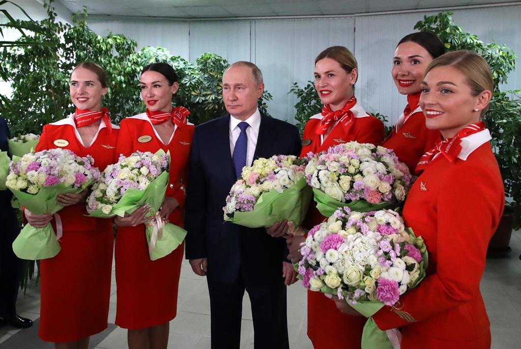 Vladimir Putin visitou este sábado o centro de formação de aviação da Aeroflot. Foto: Mikhael Klimentyev/EPA