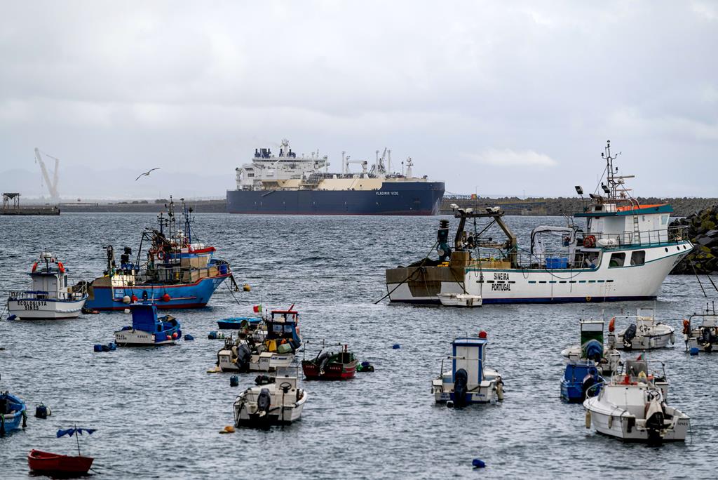 Navio russo Vladimir Vize atracou no Porto de Sines carregado de gás natural, em março Foto: Tiago Canhoto/Lusa