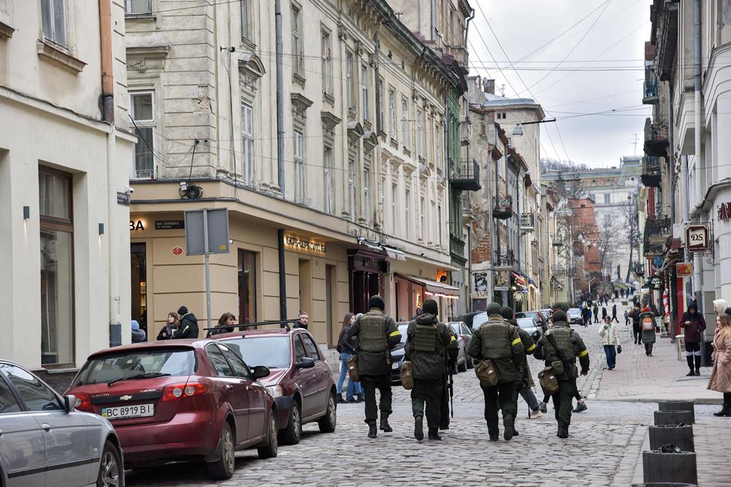 Soldados ucranianos patrulham ruas da cidade de Lviv. Foto: Vitaly Hrabar/EPA