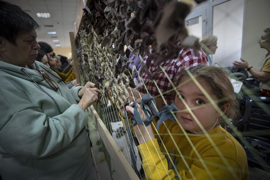 Voluntários fazem rede de camuflado em Odessa. Foto: Maria Senovilla/EPA
